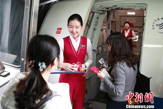 三八”妇女节近万朵厄瓜多尔玫瑰致敬南航女性乘客-图11
